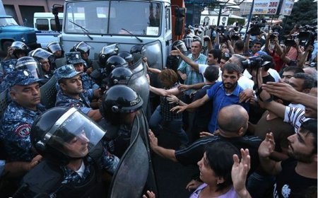 Yerevanda silahlı qrupun iki üzvü təslim oldu