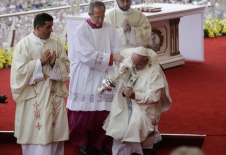 Roma papası ayin yerinə yetirərkən huşunu itirdi