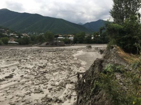 Şəkidəki müvəqqəti körpü yenə uçdu, kənd işıqsız qaldı