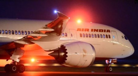 On bir yaşlı uşağı Bakı aeroportunda unutdular