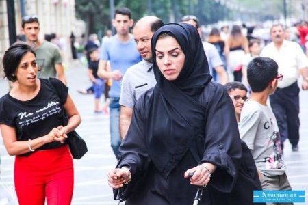 Ərəblər Bakıda: Qızlarınız açıq-saçıq geyinir