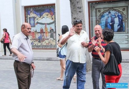 Ərəblər Bakıda: Qızlarınız açıq-saçıq geyinir