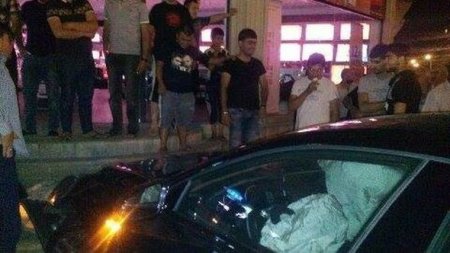 Bakıda yol polisinin qovduğu bahalı avtomobil qəzaya düşdü
