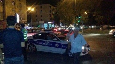 Bakıda yol polisinin qovduğu bahalı avtomobil qəzaya düşdü