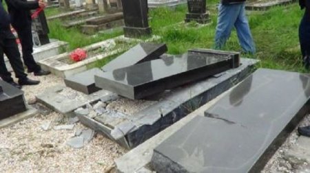 İmişlidə qəbirlərin başdaşları sındırılıb