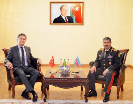 Müdafiə naziri Türkiyənin Azərbaycandakı səfiri ilə görüşüb