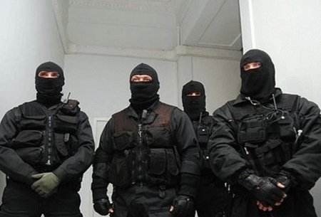 Şirvanda maskalılar evə basqın etdi