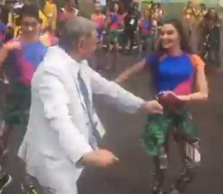Azərbaycanlı vitse-prezident Rioda qızlarla rəqs etdi