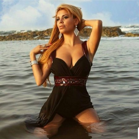 Afaq Aslan bikinidə