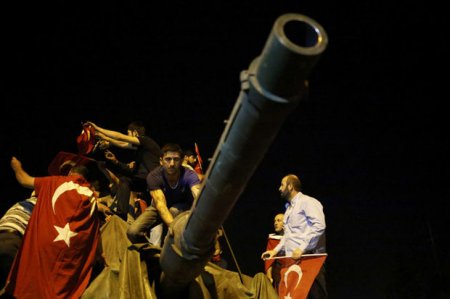 Türkiyədə çevriliş cəhdi nəticəsində ölənlərin ailələri kompensasiya alacaq