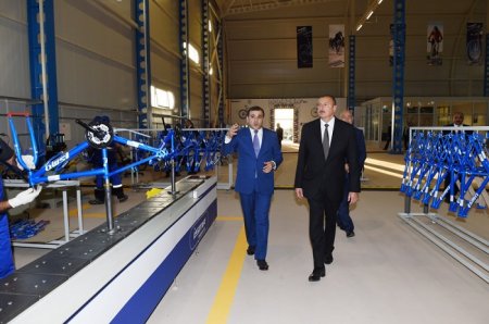 Prezident İlham Əliyev İsmayıllıda velosiped sürdü