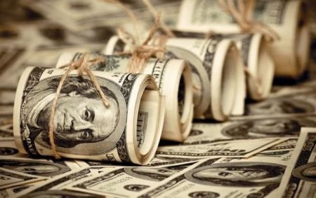 Dolların məzənnəsi 1,61 manatı ötdü