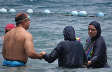 Hicablı qadın kütləvi davaya səbəb oldu: Xəsarət alanlar var