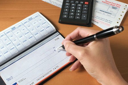 Palata: Bağlanan iki bankın əmanətçilərinə kompensasiya ödəniləcək