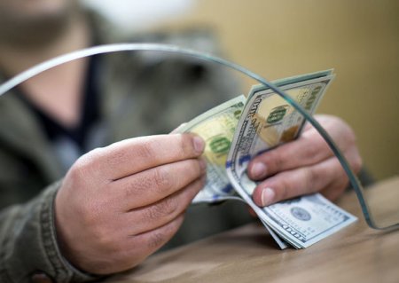 Bu bank dollar limitini ləğv etdi: İstənilən qədər dollar almaq olar