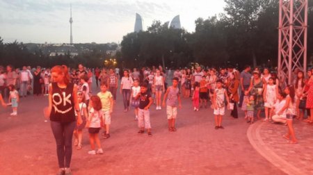 “Multikulturalizm ili” çərçivəsində Dənizkənarı bulvarda açıq rəqs dərsləri davam edir