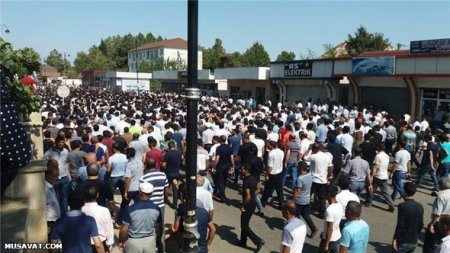 Rövşən Lənkəranski dəfn olunur