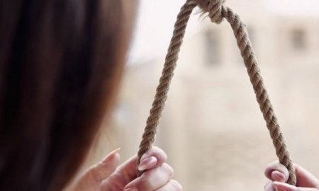 21 yaşlı qız özünü həyətdə asdı