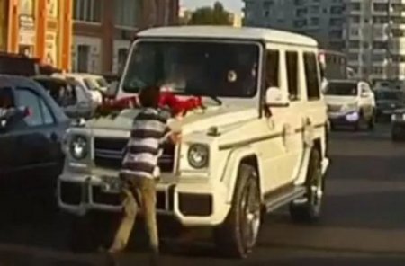 Bakıda “Galendewagen” qarşısını kəsən adamı “sürüdü”