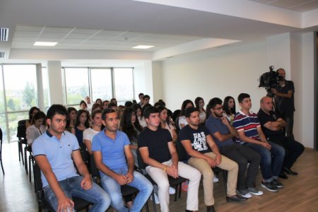 Sumqayıtda gənclər xalçaçılığın sirrlərini öyrəndilər