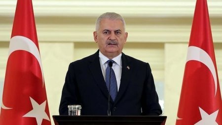 Türkiyənin baş naziri həlak olan hərbçilərin dəfnində iştirak edib