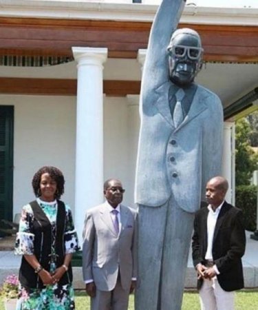 Zimbabve prezidenti özünə abidə açıb