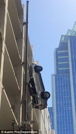 Texasda 9-cu mərtəbədən düşən avtomobil sürücüsü sağ qaldı