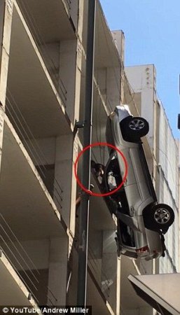 Texasda 9-cu mərtəbədən düşən avtomobil sürücüsü sağ qaldı