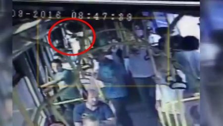 Qurban bayramında şortik geyinən qızı avtobusda döydülər