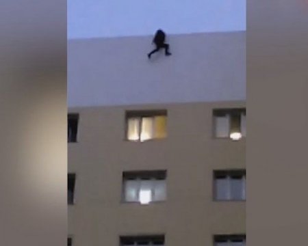 Rusiyada 19 yaşlı gənc 9-cu mərtəbədən yıxıldı