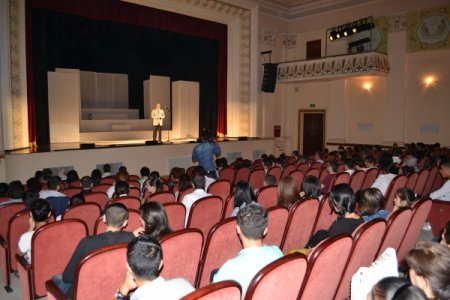 İranlılar Mingəçevirdə “Kütləvi xoşbəxtlik” tamaşasını oynadılar