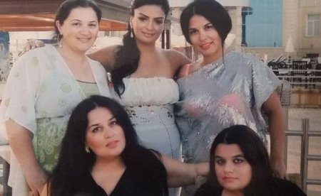 Elza Seyidcahan bacıları ilə