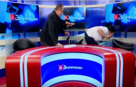 Gürcü siyasətçilər efirdə bir-birinə stəkan atdılar