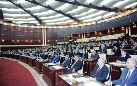 İki deputatın ayağı sınıb