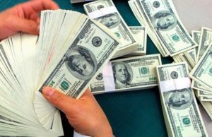 Deputat bankları dollar maxinasiyasında ittiham etdi, Palata sədri “sirdir” dedi