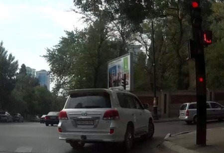 Bakıda sürücü yol polisinin üstünə maşın sürüb qırmızı işıqdan keçdi