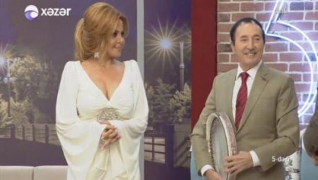 Azərbaycanlı müğənninin canlı yayımda biabırçı hərəkəti