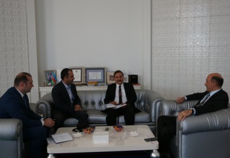 Mədəniyyət və turizm naziri Əbülfəs Qarayev “Əl-Fəcr” qəzetinin baş redaktorunu qəbul edib