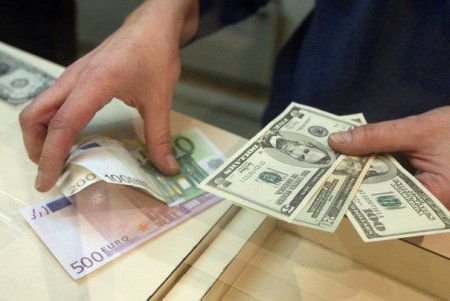 Dollar sabit qaldı, avro və funt sterlinq isə ucuzlaşdı
