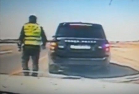 Azərbaycanda yol polisi “Range Rover”dəki ailəni ağır qəzadan xilas etdi