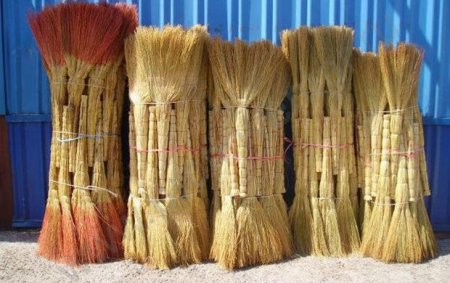 Valideyn məktəbə pul verməmək üçün 150 süpürgə göndərdi