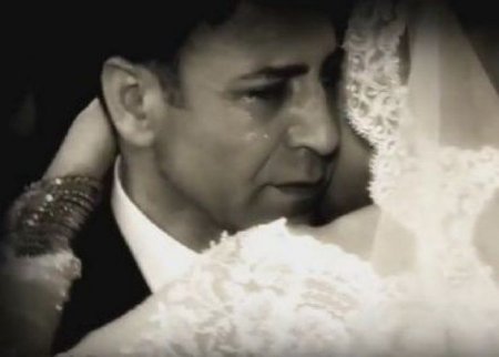 Toy günü atası ilə oynayan gəlin hamını ağlatdı