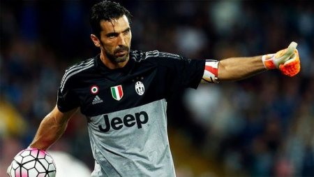 Buffon meydanda soyundu