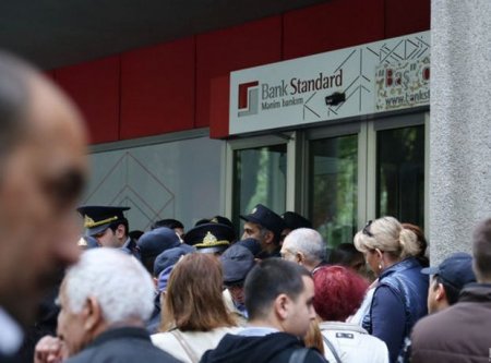 “Bank Standard”ın qarşısında izdiham yaranıb