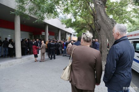 “Bank Standard”ın qarşısında izdiham yaranıb