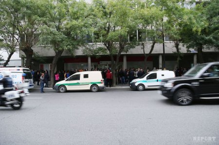“Bank Standard”ın qarşısında izdiham yaranıb