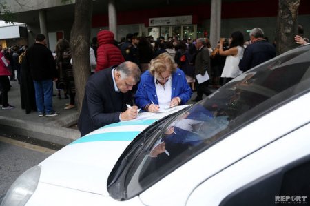 “Bank Standard”ın qarşısında izdiham yaranıb