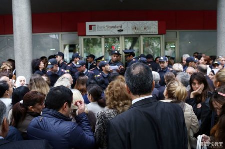 “Bank Standard”ın qarşısında izdiham yaranıb