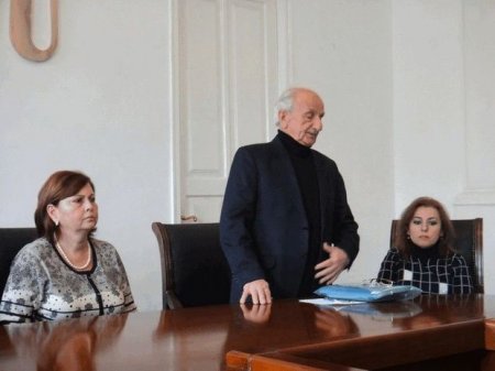 Bakıda tanınmış professor tələbələrin gözü qarşısında öldü