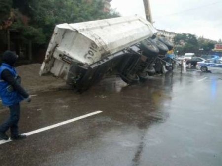Bakıda ağır qəza: “KamAZ” aşdı